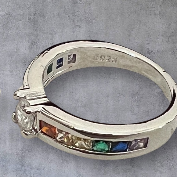 Silver .925 solitaire ring with multi color CZ on each size, stamped - Picture 6 of 7